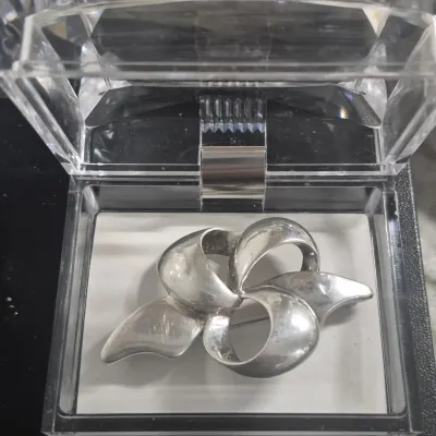 Sale Photo Thumbnail #45: Vintage KRYDELL solid Sterling Silver Brooch ~ rare / retired Studio Runway brooch [17g]
solid sterling.....runway edition for Drydell
marked clearly
comes in lucite presentation case