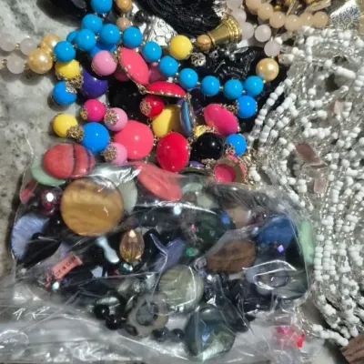 Sale Photo Thumbnail #286: 5 LBS. of Xcl. Fashionable jewels ~ GREAT Necklaces / Bangles / Beads ~ 5 pounds !!!!!
all VG saleable products, no parts, broken junk. ....just ready to bag and resell