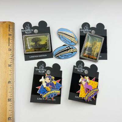 LOT 116P: WDW Trading Pins: LE5000 Magic Kingdom & Animal Kingdom, Pair of Mickey & Minnie LE5000 Graduation Pins & 2001...