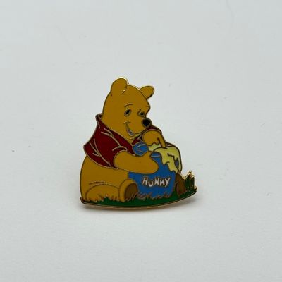 LOT 122P: Disney Characters Trading Pins: Winnie the Pooh, Pinocchio, Bashful, Mary Poppins & Quasimodo
