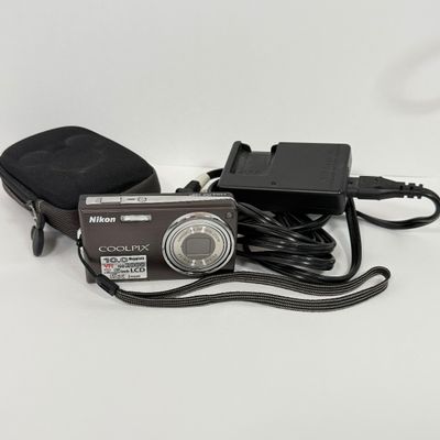 LOT 67A: Nikon CoolPix 5550 Digital Camera w/ Battery Charger & Disney Mickey Mouse Case