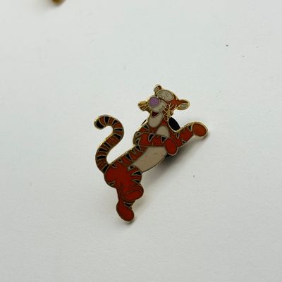 LOT 122P: Disney Characters Trading Pins: Winnie the Pooh, Pinocchio, Bashful, Mary Poppins & Quasimodo