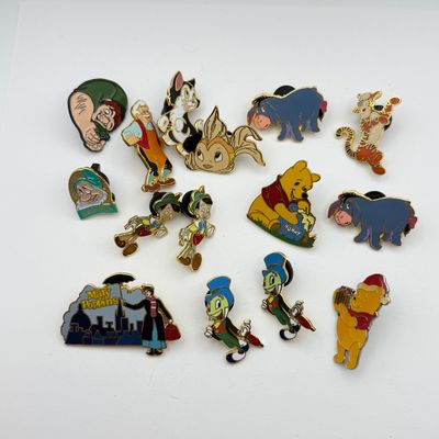 LOT 122P: Disney Characters Trading Pins: Winnie the Pooh, Pinocchio, Bashful, Mary Poppins & Quasimodo