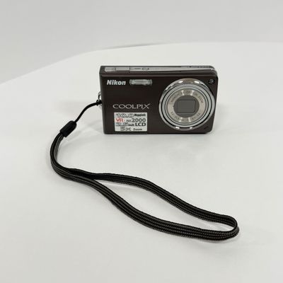 LOT 67A: Nikon CoolPix 5550 Digital Camera w/ Battery Charger & Disney Mickey Mouse Case