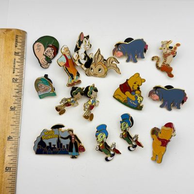 LOT 122P: Disney Characters Trading Pins: Winnie the Pooh, Pinocchio, Bashful, Mary Poppins & Quasimodo