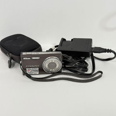 LOT 67A: Nikon CoolPix 5550 Digital Camera w/ Battery Charger & Disney Mickey Mouse Case