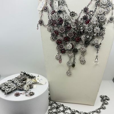 LOT 169J: Flower Pattern Vintage Necklaces & More