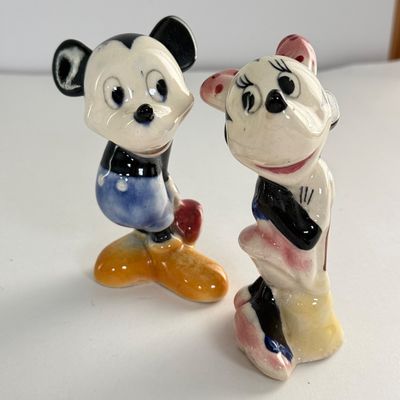 LOT 96A: Vintage Disney Mickey & Minnie Ceramic Figurines, Holding Hands Salt & Pepper Shakers