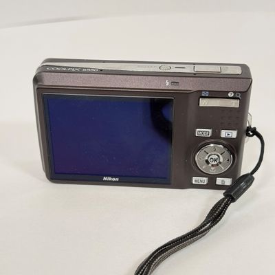 LOT 67A: Nikon CoolPix 5550 Digital Camera w/ Battery Charger & Disney Mickey Mouse Case