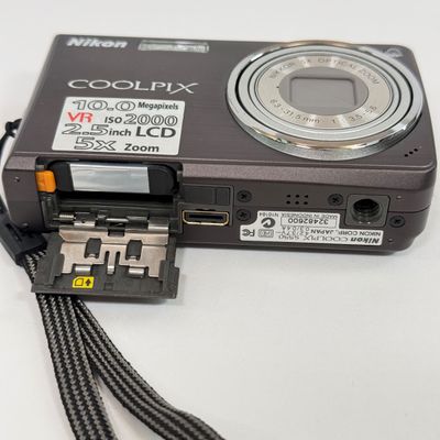 LOT 67A: Nikon CoolPix 5550 Digital Camera w/ Battery Charger & Disney Mickey Mouse Case