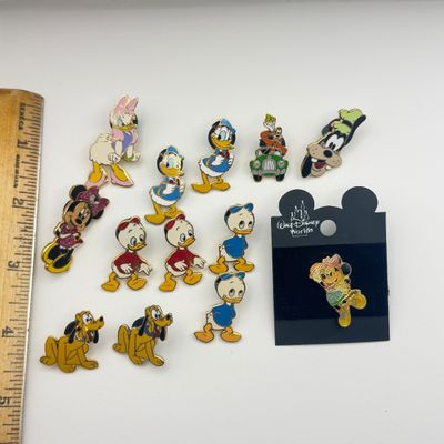 LOT 117P: WDW Trading Pins: Donald & Family, Goofy, June Birthstone Minnie, Pluto
