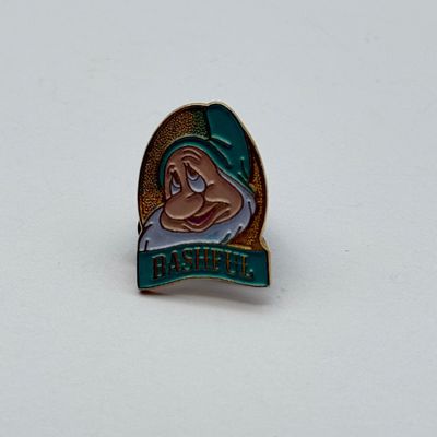 LOT 122P: Disney Characters Trading Pins: Winnie the Pooh, Pinocchio, Bashful, Mary Poppins & Quasimodo