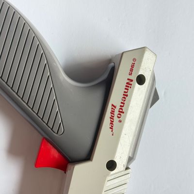 LOT 209V: Vintage Nintendo Entertainment System NES 1995 Zapper, 2 Controllers & 2 Copies of Super Mario Bros/Duck Hunt/World Class...