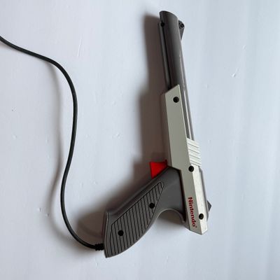 LOT 209V: Vintage Nintendo Entertainment System NES 1995 Zapper, 2 Controllers & 2 Copies of Super Mario Bros/Duck Hunt/World Class...
