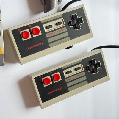 LOT 209V: Vintage Nintendo Entertainment System NES 1995 Zapper, 2 Controllers & 2 Copies of Super Mario Bros/Duck Hunt/World Class...