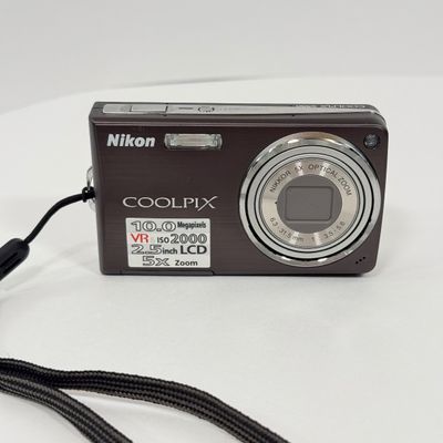 LOT 67A: Nikon CoolPix 5550 Digital Camera w/ Battery Charger & Disney Mickey Mouse Case