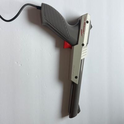 LOT 209V: Vintage Nintendo Entertainment System NES 1995 Zapper, 2 Controllers & 2 Copies of Super Mario Bros/Duck Hunt/World Class...