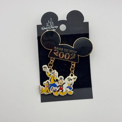 LOT 118P: Disney Mickey Pins incl WDW Trading Pins: 2002 Musical Conductor, Name w Danglers, 2002 Ears to You Dangler, Pin Trading,...