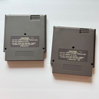 LOT 209V: Vintage Nintendo Entertainment System NES 1995 Zapper, 2 Controllers & 2 Copies of Super Mario Bros/Duck Hunt/World Class...