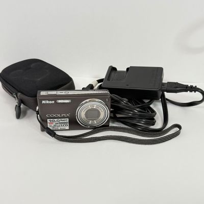LOT 67A: Nikon CoolPix 5550 Digital Camera w/ Battery Charger & Disney Mickey Mouse Case