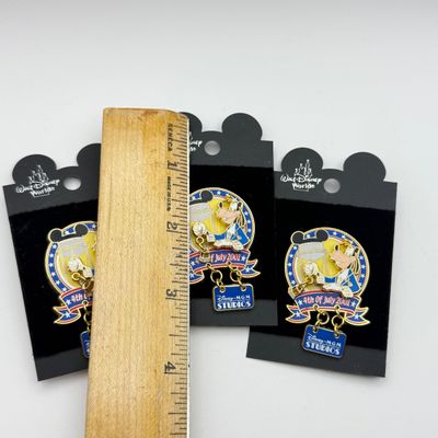 LOT 110P: LE3500 Disney’s MGM Studios 4th of July, 2001 Goofy Dangler WDW Trading Pins (3)