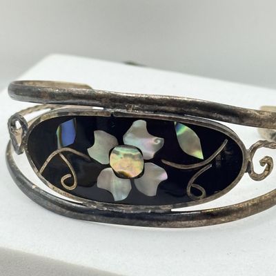 LOT 146F: Mother of Pearl Inlay 925 Cuff & Shell Choker Necklace