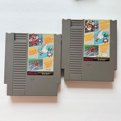 LOT 209V: Vintage Nintendo Entertainment System NES 1995 Zapper, 2 Controllers & 2 Copies of Super Mario Bros/Duck Hunt/World Class...