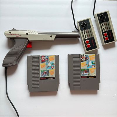 LOT 209V: Vintage Nintendo Entertainment System NES 1995 Zapper, 2 Controllers & 2 Copies of Super Mario Bros/Duck Hunt/World Class...
