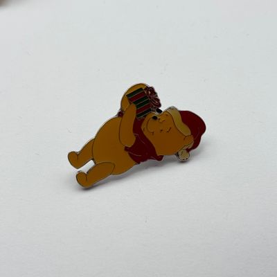 LOT 122P: Disney Characters Trading Pins: Winnie the Pooh, Pinocchio, Bashful, Mary Poppins & Quasimodo