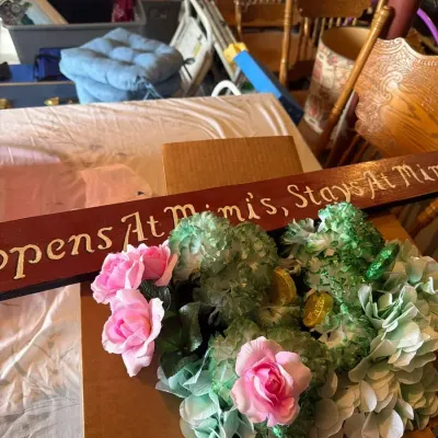 Decorative Floral Arrangement & Inspirational Wall Sign Décor