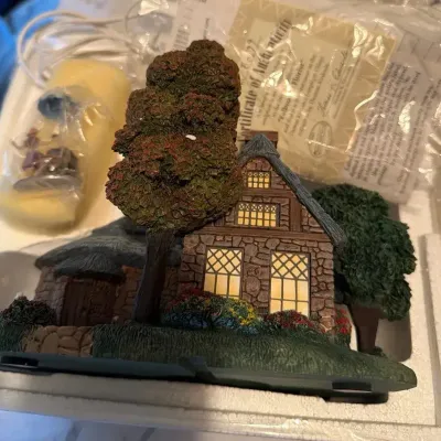 Thomas Kinkade Lamplight Village Collection – 5 Lighted Buildings, Fountain, Accessories, COAs & Ori