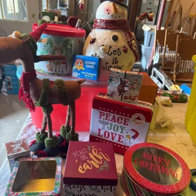 Large Christmas Décor & Storage Tin Lot – Snowman, Reindeer, Snoopy, Looney Tunes & Holiday Collecti