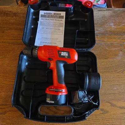 Black & Decker 9.6V Cordless Drill/Driver Kit – Tested & Working – Complete with Case
Suggested Desc