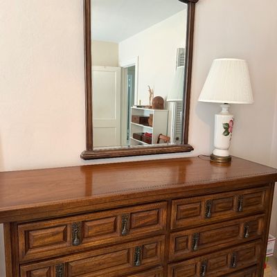 Solid United Bedroom Furniture Set