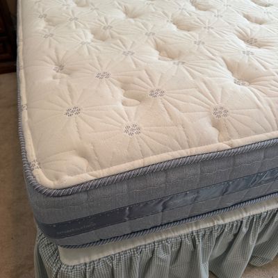Solid United Bedroom Furniture Set