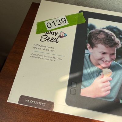 NixPlay Seed WiFi 10” Cloud Frame W/ Box