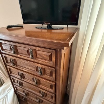 Solid United Bedroom Furniture Set
