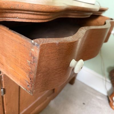 Antique Victorian Quartersawn Washstand With Serpentine Front Drawer