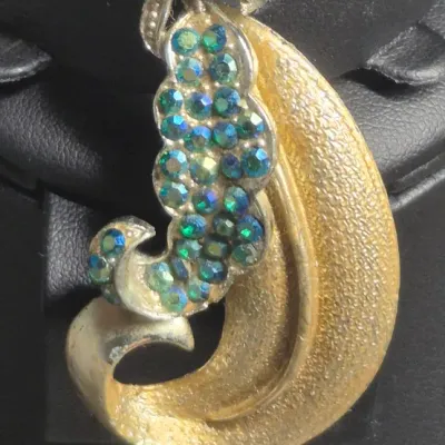 Sale Photo Thumbnail #20: Vintage Aurora Borealis Rhinestone BROOCH ~ unbranded CORO 
> great rhinestone sparkle
> excellent condition....no loss stones, major scratches
> pin perfect