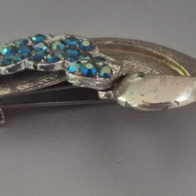 Sale Photo Thumbnail #16: Vintage Aurora Borealis Rhinestone BROOCH ~ unbranded CORO 
> great rhinestone sparkle
> excellent condition....no loss stones, major scratches
> pin perfect