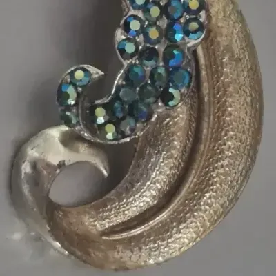 Sale Photo Thumbnail #14: Vintage Aurora Borealis Rhinestone BROOCH ~ unbranded CORO 
> great rhinestone sparkle
> excellent condition....no loss stones, major scratches
> pin perfect