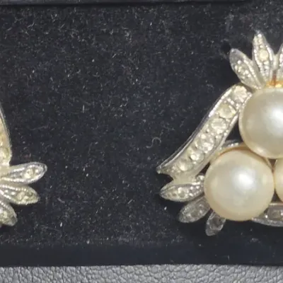 Sale Photo Thumbnail #47: Freshwater Pearl Necklace & Pearl triangle Earrings coord.
> freshwater pearls knotted and space sequentially.....w/ J clasp
> pearl and silver triangle earrings are clip backs