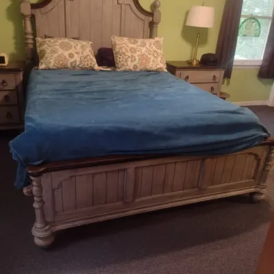 Flexsteel Brand Queen Size Bed Frame Head and Foot Boards with Side Rails (Mattress Not Included)