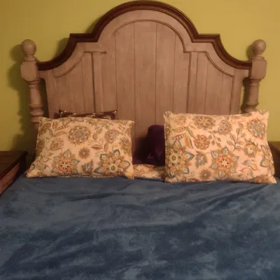 Flexsteel Brand Queen Size Bed Frame Head and Foot Boards with Side Rails (Mattress Not Included)