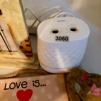 Sale Photo Thumbnail #412: Lot of home decor items including all items shown above.