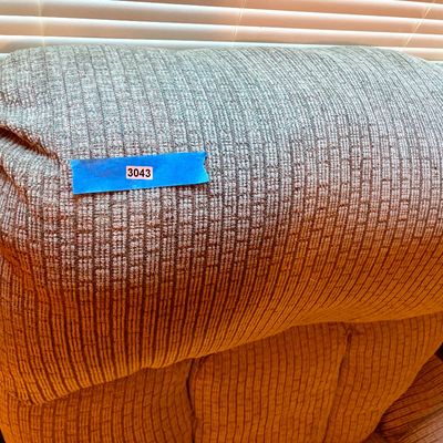 Sale Photo Thumbnail #266: Manual recliner In good working condition. Light beige color.