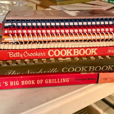 Sale Photo Thumbnail #442: Lot of 8 miscellaneous cookbooks