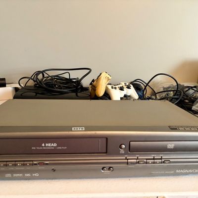 Sale Photo Thumbnail #370: Magnavox VCR/ DVD combo player
