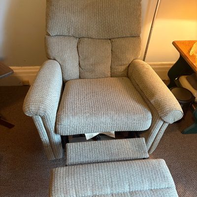 Sale Photo Thumbnail #268: Manual recliner In good working condition. Light beige color.