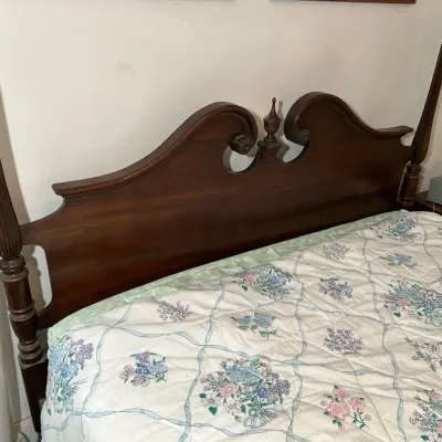 Full Size Poster Bed With Bedside Table 